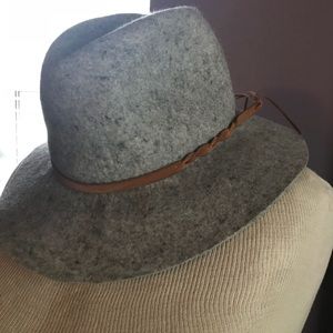 New wool light grey hat with faux leather detail